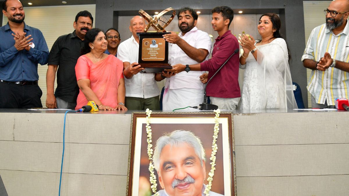  Chandy Oommen MLA handing over the Oommen Chandy Memorial Ever-Rolling Trophy to  Kerala Tennis Association president Jacob C. Kallivayalil at Kottayam. Manna Charitable Trust trustee and wife of the late Oommen Chandy,  Mariamma Oommen, managing trustee Dr. Maria Oommen,  Ephinoah Oommen Richi, grandson of Oommen Chandy, are also seen | Manorama 