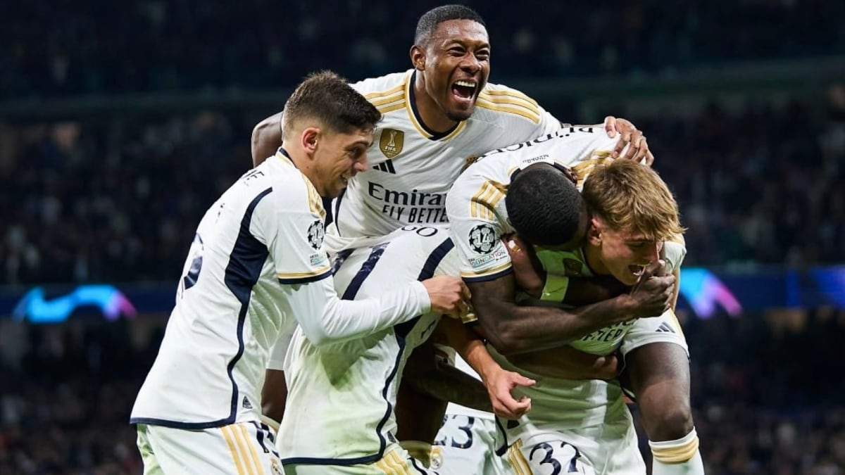 David Alaba with his Real Madrid teammates | X