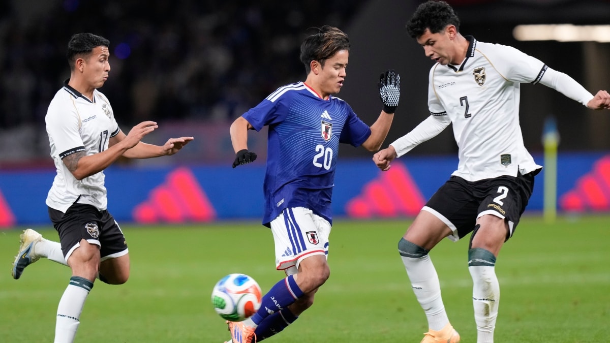 Takefusa Kubo (C) vies for the ball with Bolivia's Diego Arroyo, (R) and Roberto Fernndez | AP