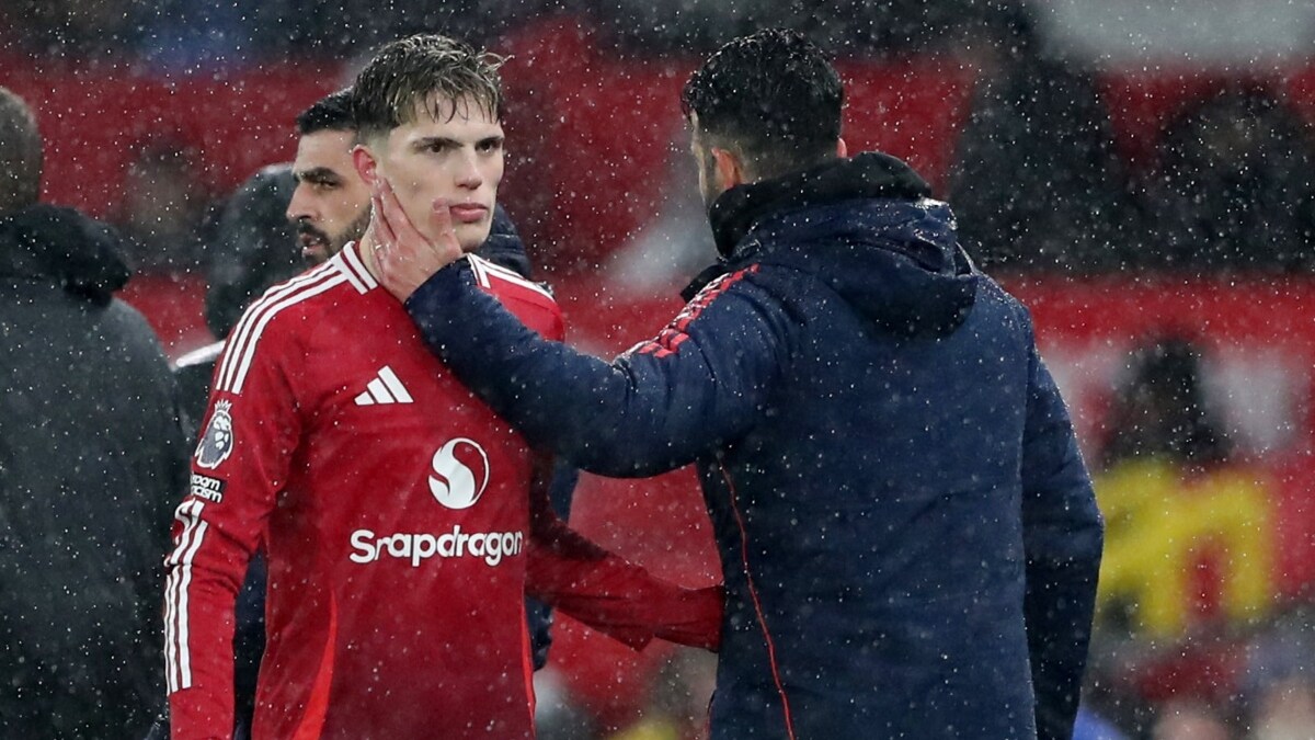 Manchester United's Alejandro Garnacho with Ruben Amorim as he is substituted off after Patrick Dorgu was shown a red card | Reuters