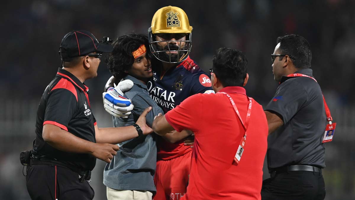 A fan who ran on to the pitch hugs Virat Kohli, at the Eden Gardens, in Kolkata | Salil Bera A fan who ran on to the pitch hugs Virat Kohli, at the Eden Gardens, in Kolkata | Salil Bera