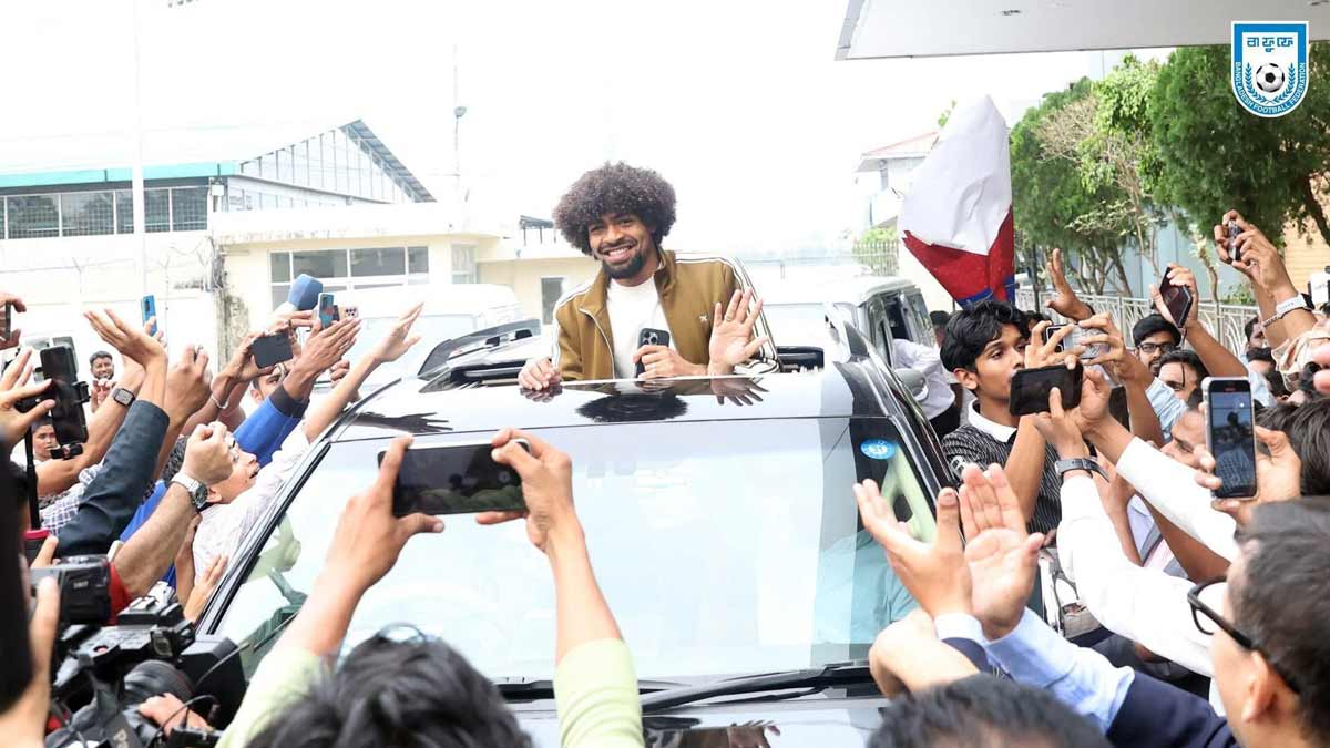 Hamza Choudhury receives a hero's welcome as he arrives in Dhaka | X