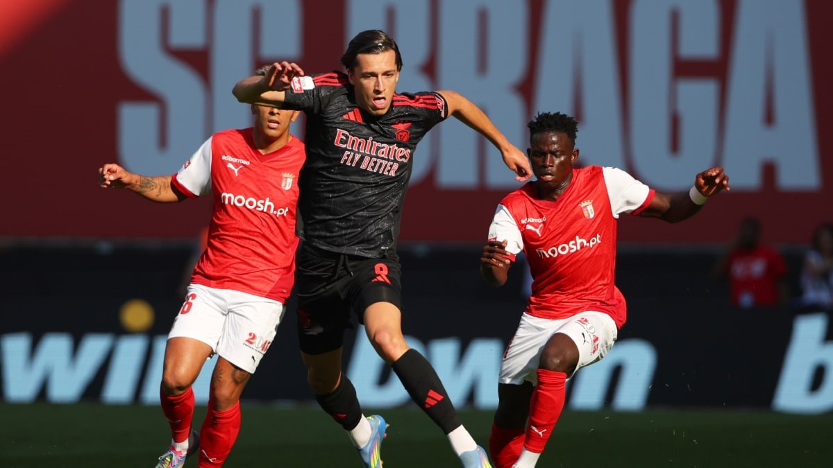 Benfica's Alvaro Carreras (C) could soon become a Real Madrid player | AP
