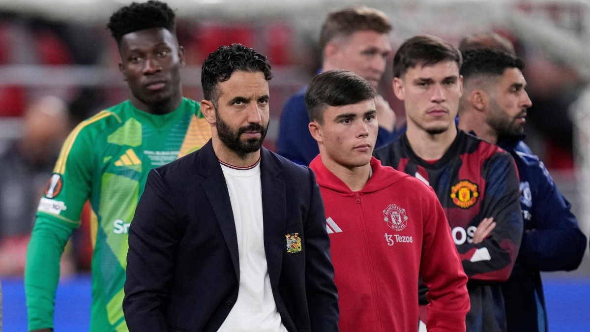 Manchester United's head coach Ruben Amorim with his men  at the end of the Europa League final match against Tottenham Hotspur | AP
