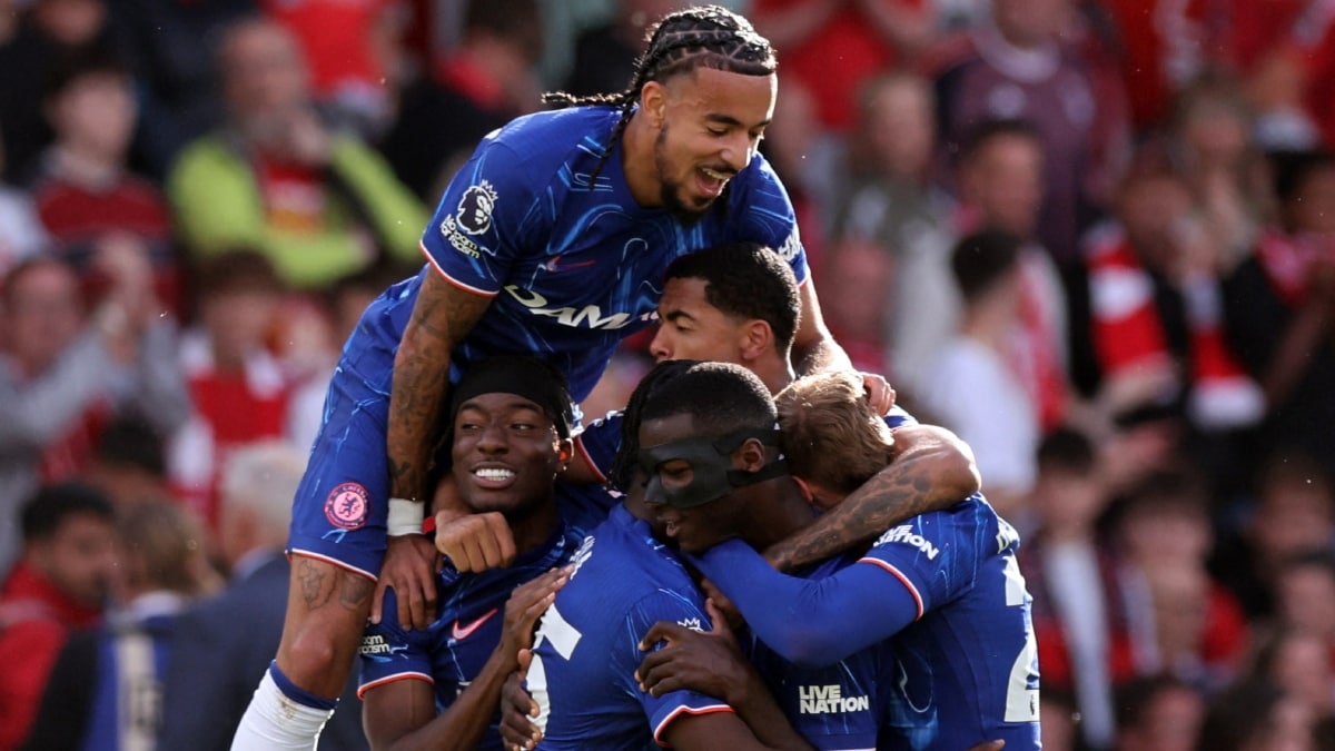 Chelsea players celebrate after the match after qualifying for the Champions League | Reuters