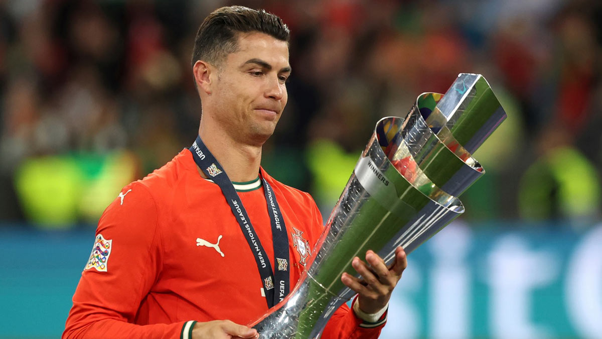 ronaldo-with-cup