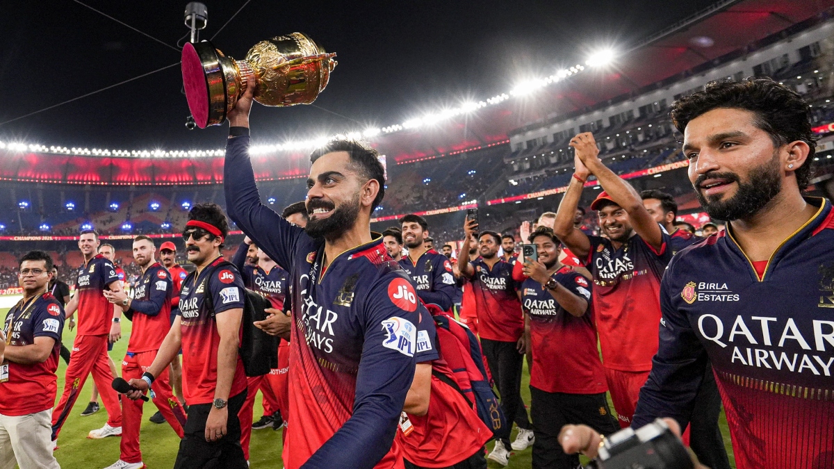 Royal Challengers Bengaluru's Virat Kohli holds the Indian Premier League (IPL)  trophy | PTI