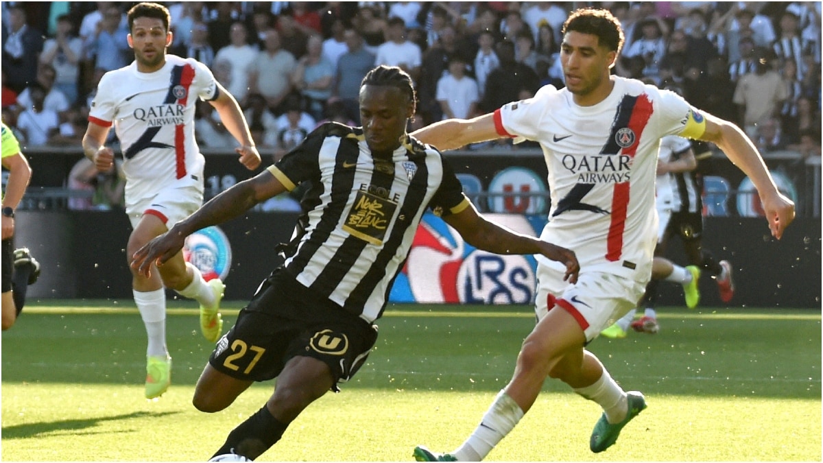 Angers' Lilian Raolisoa (L) challenges for the ball with PSG's Achraf Hakimi during a French League 1 game | AP