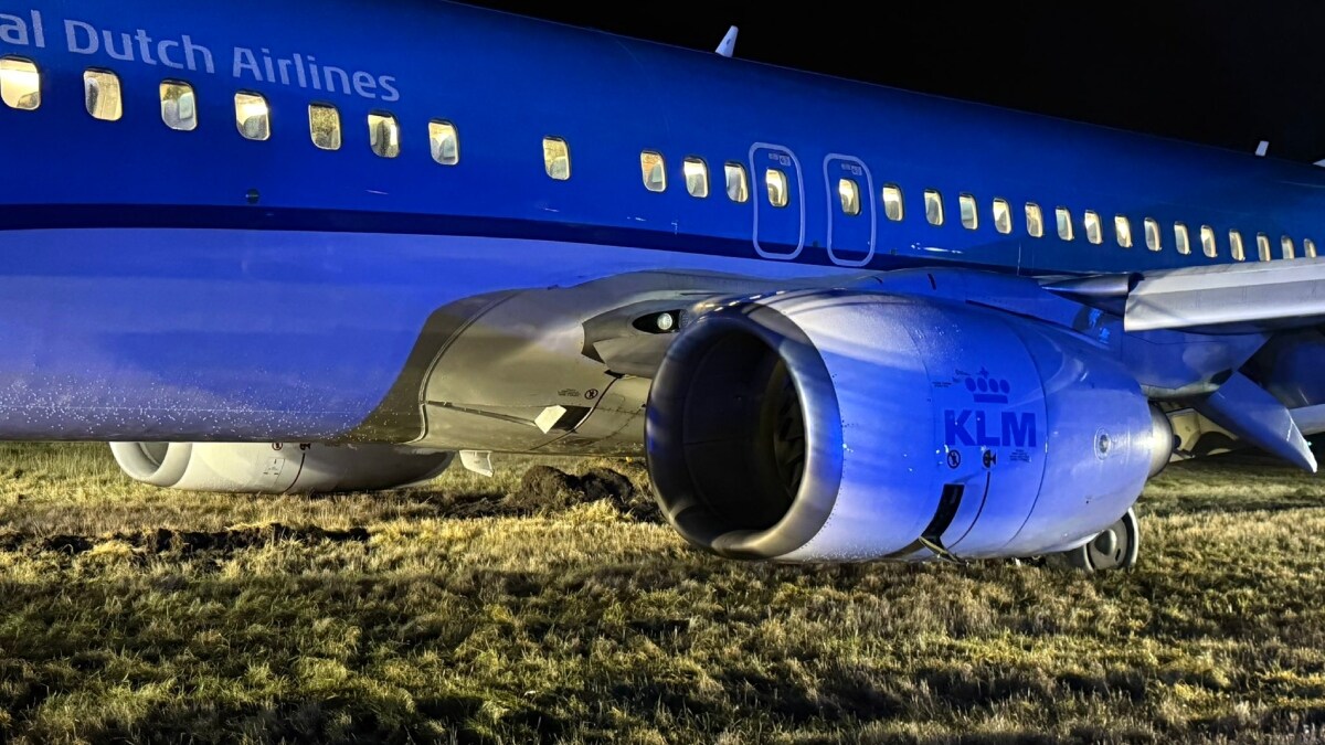 The KLM Royal Dutch Airlines Boeing 737 flight  slid off the runway and stopped on the grass | X
