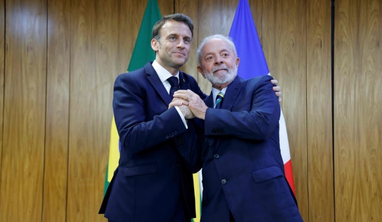 Brazil's President Luiz Inacio Lula da Silva (R) and France's President Emmanuel Macron (L) during a bilateral agreement signing ceremony | AFP