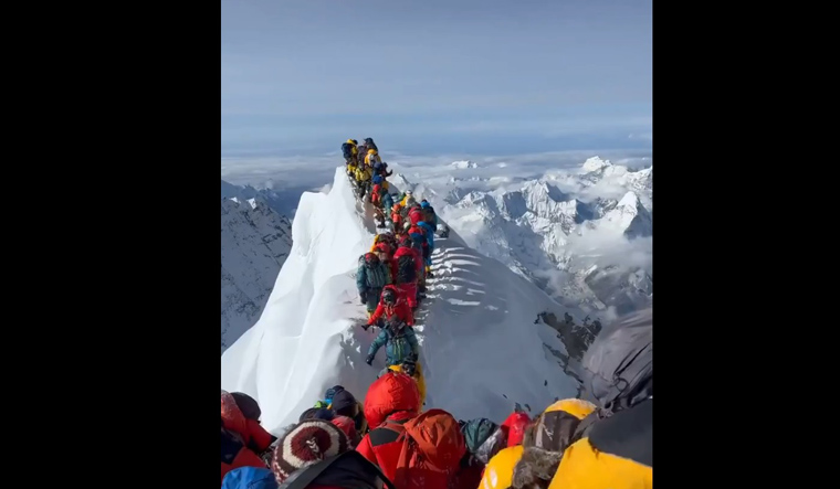 Mount Everest long queues