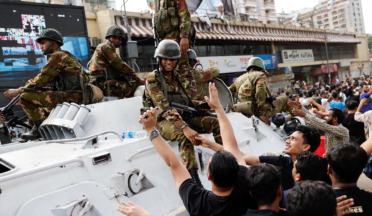 Bangladesh-army-takes-over-reuters