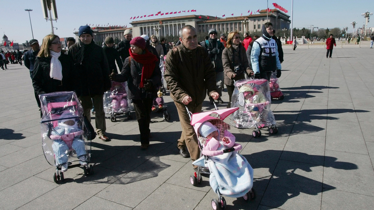 China halts foreign adoptions