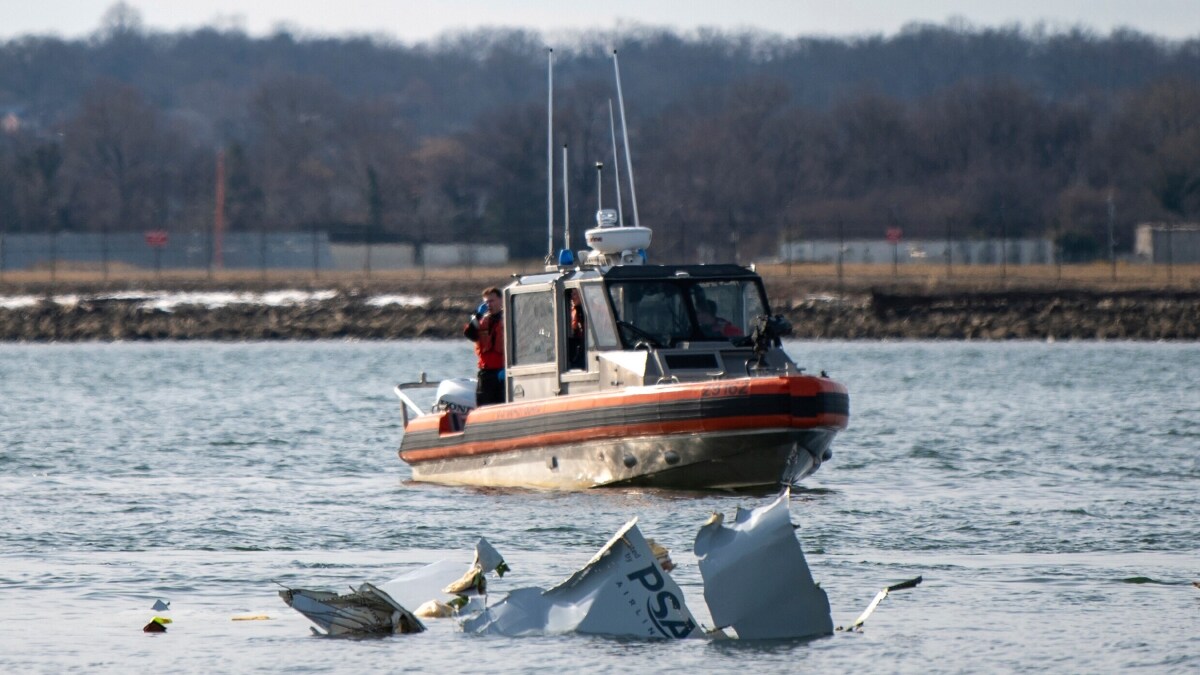 Response boat crews from Coast Guard stations Washington, Curtis Bay, Annapolis, Oxford and Crisfield enforce a safety zone around a wreckage site in the Potomac River from Ronald Reagan Washington National Airport | AFP 