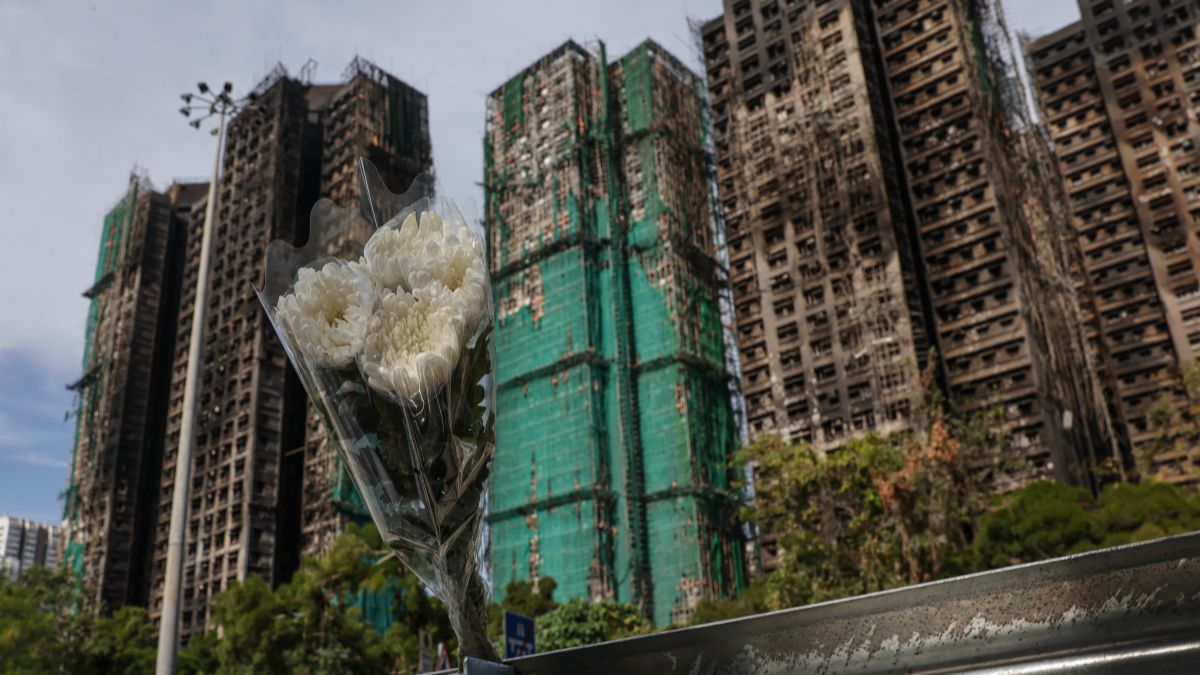 did-the-bamboo-scaffolding-spread-the-hong-kong-apartment-complex-fire-death-toll-rises-to-128-as-rescue-operations-end - 1