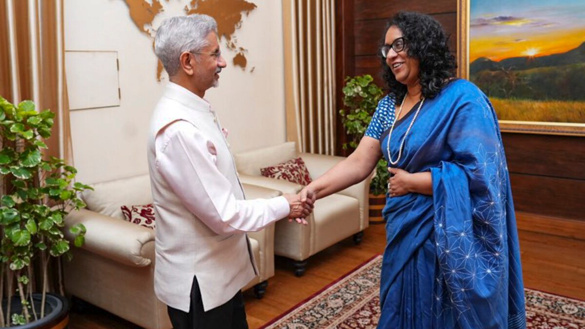 **EDS: THIRD PARTY IMAGE** In this image posted on Dec. 23, 2025, External Affairs Minister S Jaishankar meets Sri Lankan Prime Minister Harini Amarasuriya, in Colombo, Sri Lanka. (@DrSJaishankar/X via PTI Photo)(PTI12_23_2025_000106B)