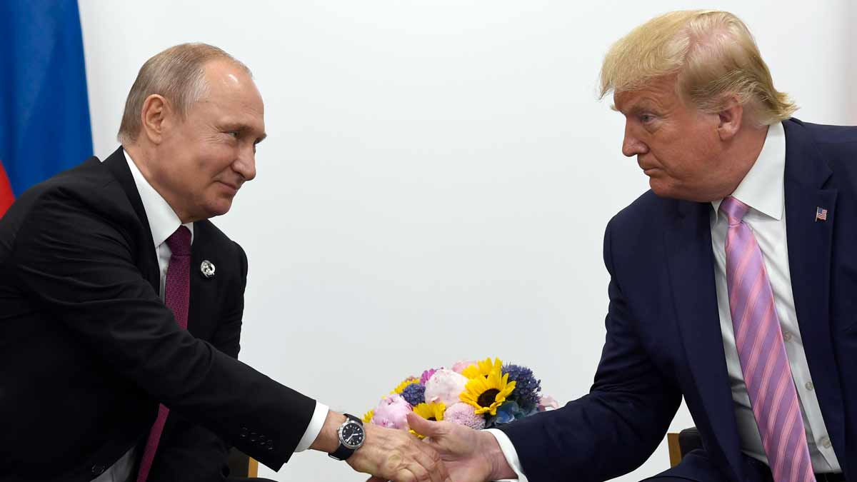 (File) President Donald Trump, right, shakes hands with Russian President Vladimir Putin | AP