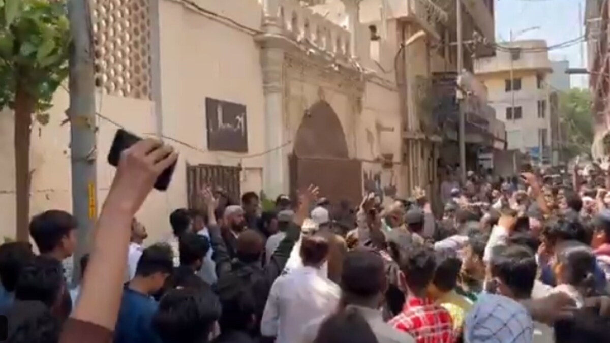 The violent killed a man outside the Ahmadi place of worship in Karachi | X