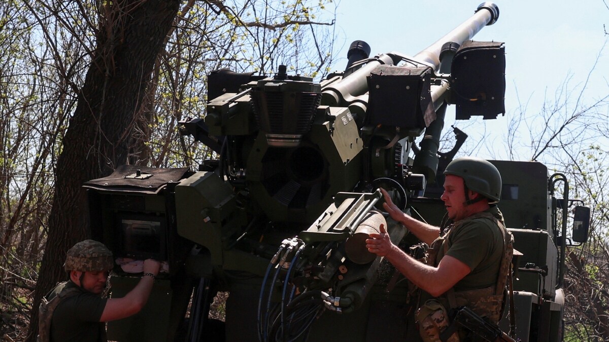 Ukrainian servicemen prepare a Caesar self-propelled howitzer to fire towards Russian troops | Reuters