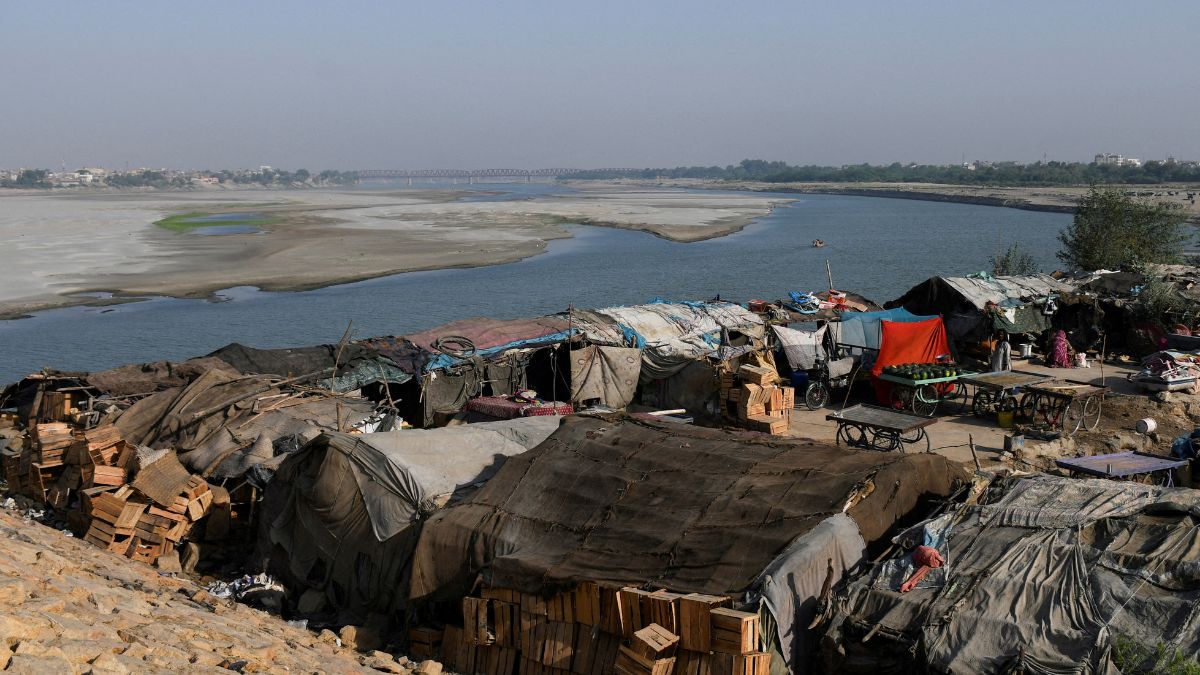 A view of tent houses, belonging to squatters, on the dry riverbed of the Indus River in Hyderabad, Pakistan | Reuters