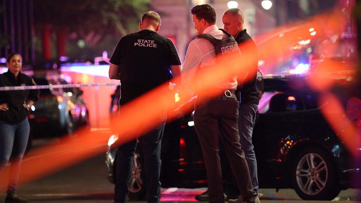 NEW YORK, NEW YORK - JULY 28: Police work at the scene of a fatal shooting in midtown Manhattan on July 28, 2025 in New York City. An NYPD officer and at least three others were killed, with another seriously injured in the attack inside an office building, according to published reports. The 27-year-old suspect died of a self-inflicted gunshot wound to the head, the reports said.   Spencer Platt/Getty Images/AFP (Photo by SPENCER PLATT / GETTY IMAGES NORTH AMERICA / Getty Images via AFP)