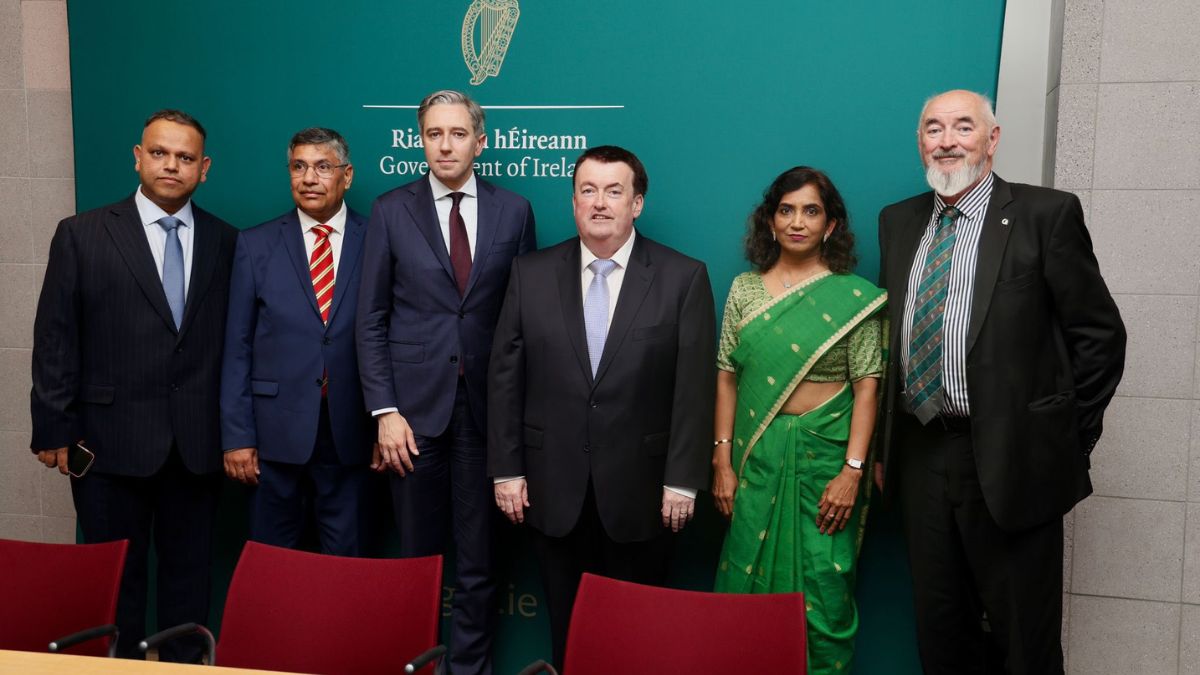 Irish Deputy PM Simon Harris with Indian community leaders | X