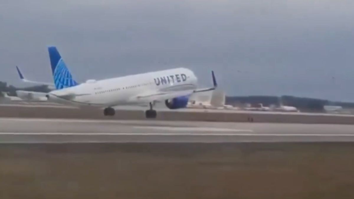 Visuals from the United Airlines (UAL 2323) flight landing at Orlando | X/@RapidReport2025