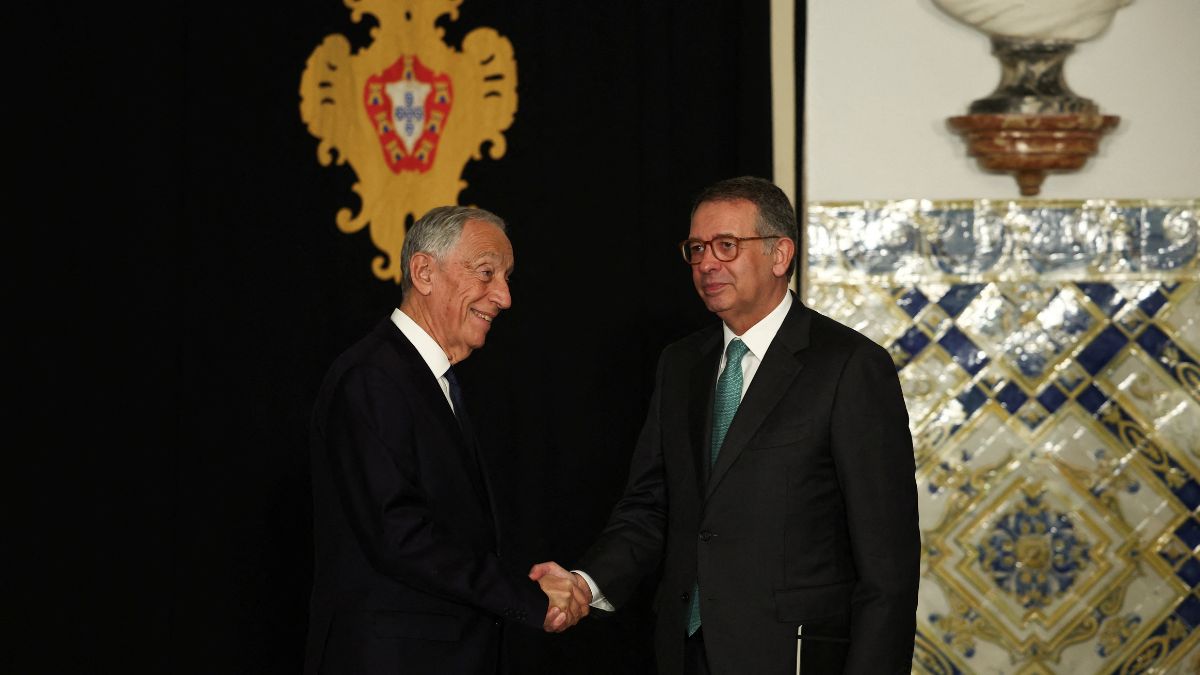 New President-elect Antonio Jose Seguro meets with acting President-elect Marcelo Rebelo de Sousa, at Belem Palace, in Lisbon | Reuters 