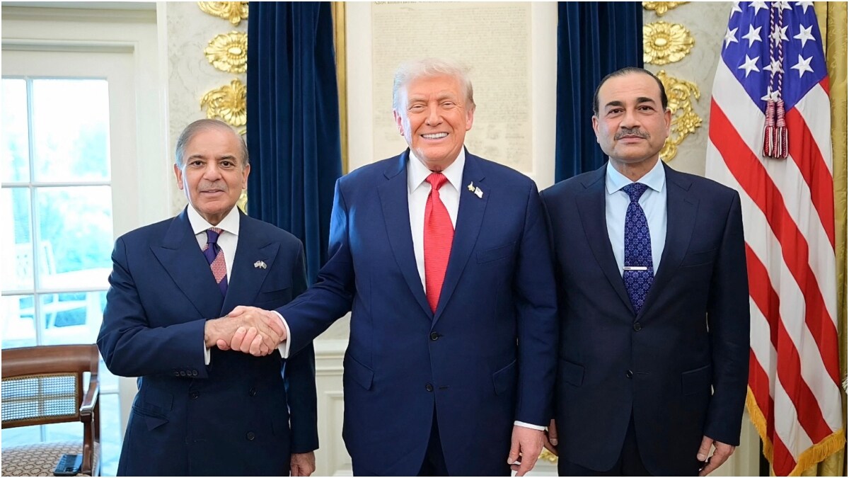 Pakistan's Prime Minister Shehbaz Sharif (L), Army Chief and Field Marshal Syed Asim Munir (R) posing with US President Donald Trump (C) at the White House in Washington | AFP