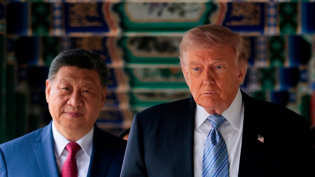 U.S. President Donald Trump, right, participates in a friendship walk through Zhongnanhai Garden with Chinese President Xi Jinping in Beijing |  AFP 