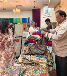 Kalamkari artist T. Mohan with a customer | Instagram@paramparikkarigar
