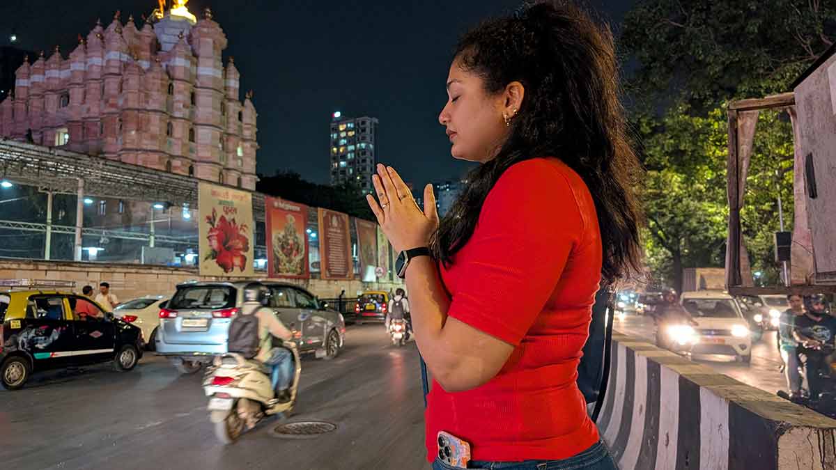 6-Youngster-prays-at-Siddhivinayak-Temple