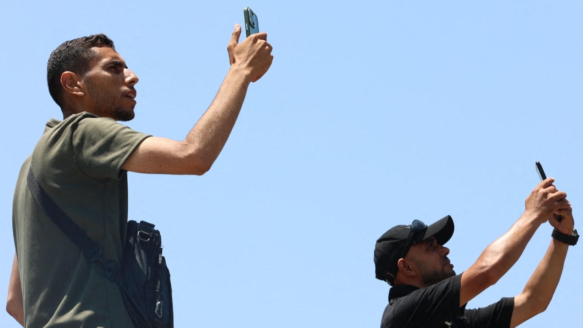 Image of people with mobile phone used for representation | AFP