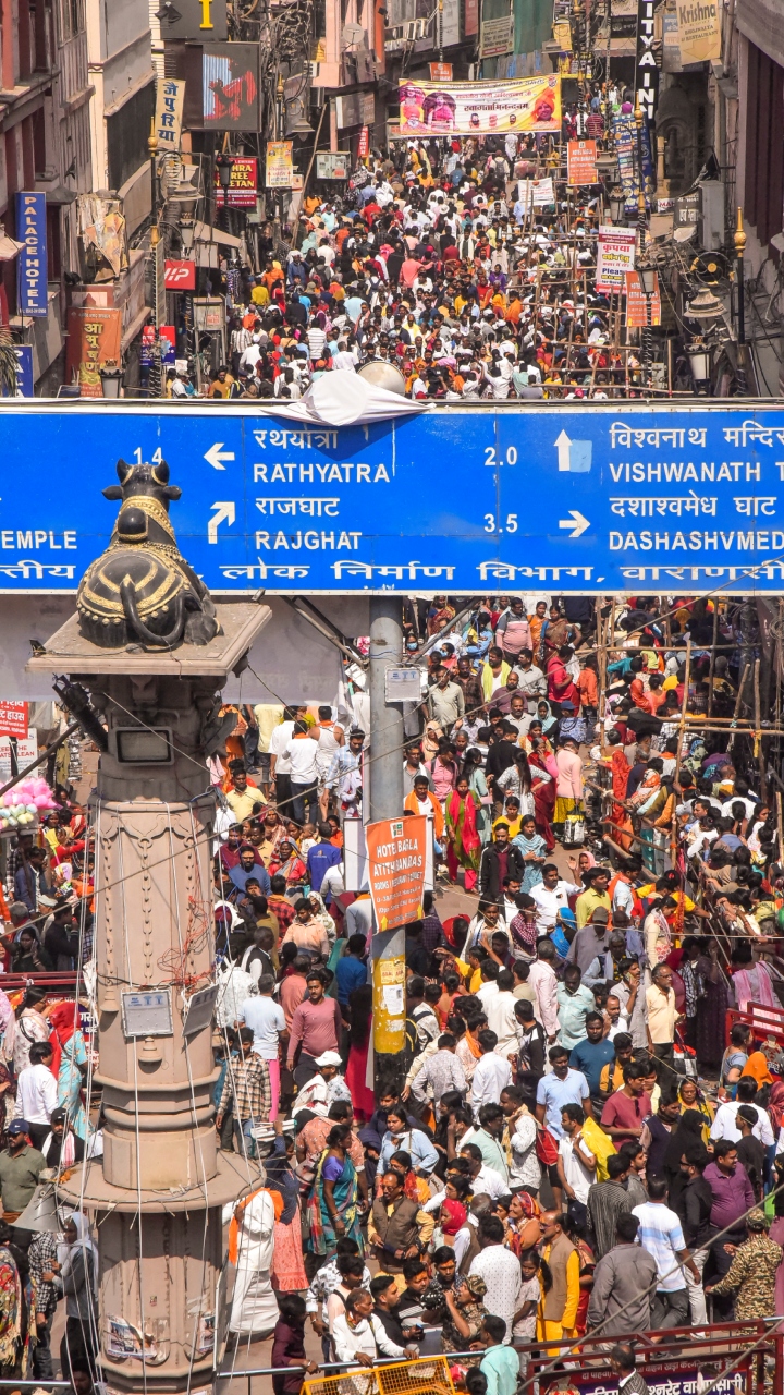 Mahakumbh pilgrims choke Varanasi: Huge rush at Kashi Vishwanath Temple 
