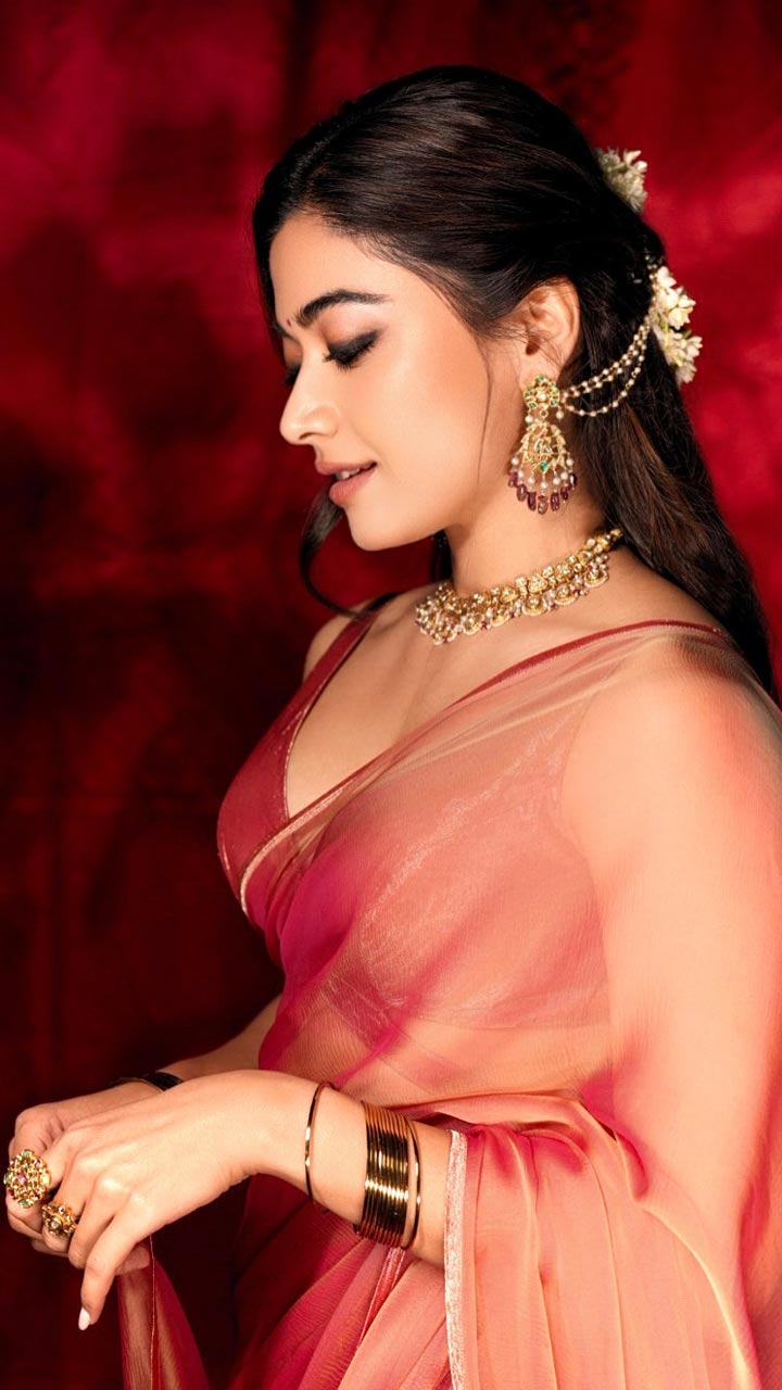 IN PICS: South star Rashmika Mandanna oozes elegance in saree