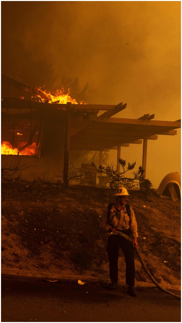 IN PICS | Ferocious mountain fire in California's Ventura, Camarillo engulf homes