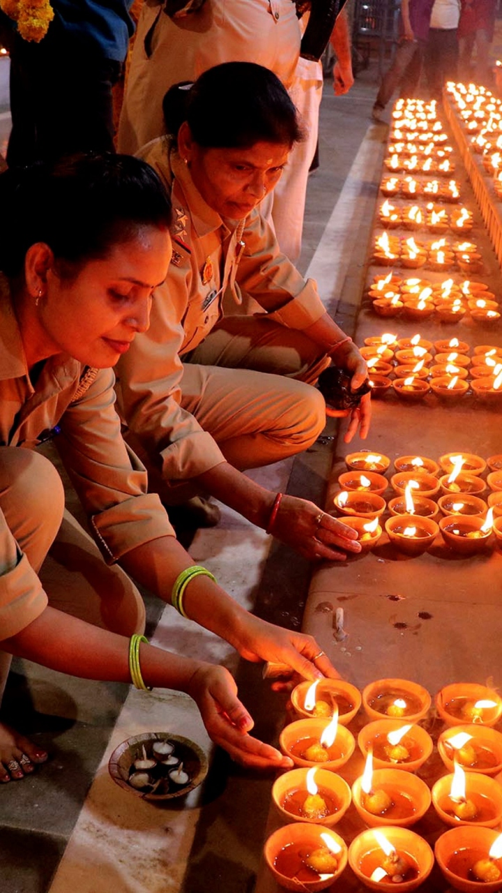 HAPPY DIWALI 2024 wishes: 5 honest Deepavali messages to send your friends this year!